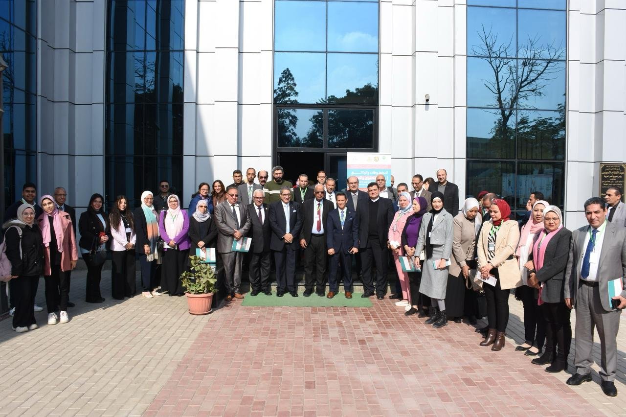 انطلاق فعاليات المؤتمر الثاني عشر لمركز الدراسات البردية والنقوش بكلية الآثار