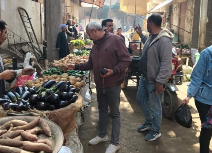 محافظ أسيوط يوجه بمتابعة أسواق الخضروات والفاكهة ورئيس مركز أبوتيج يتابع أسعار السلع وتوافرها