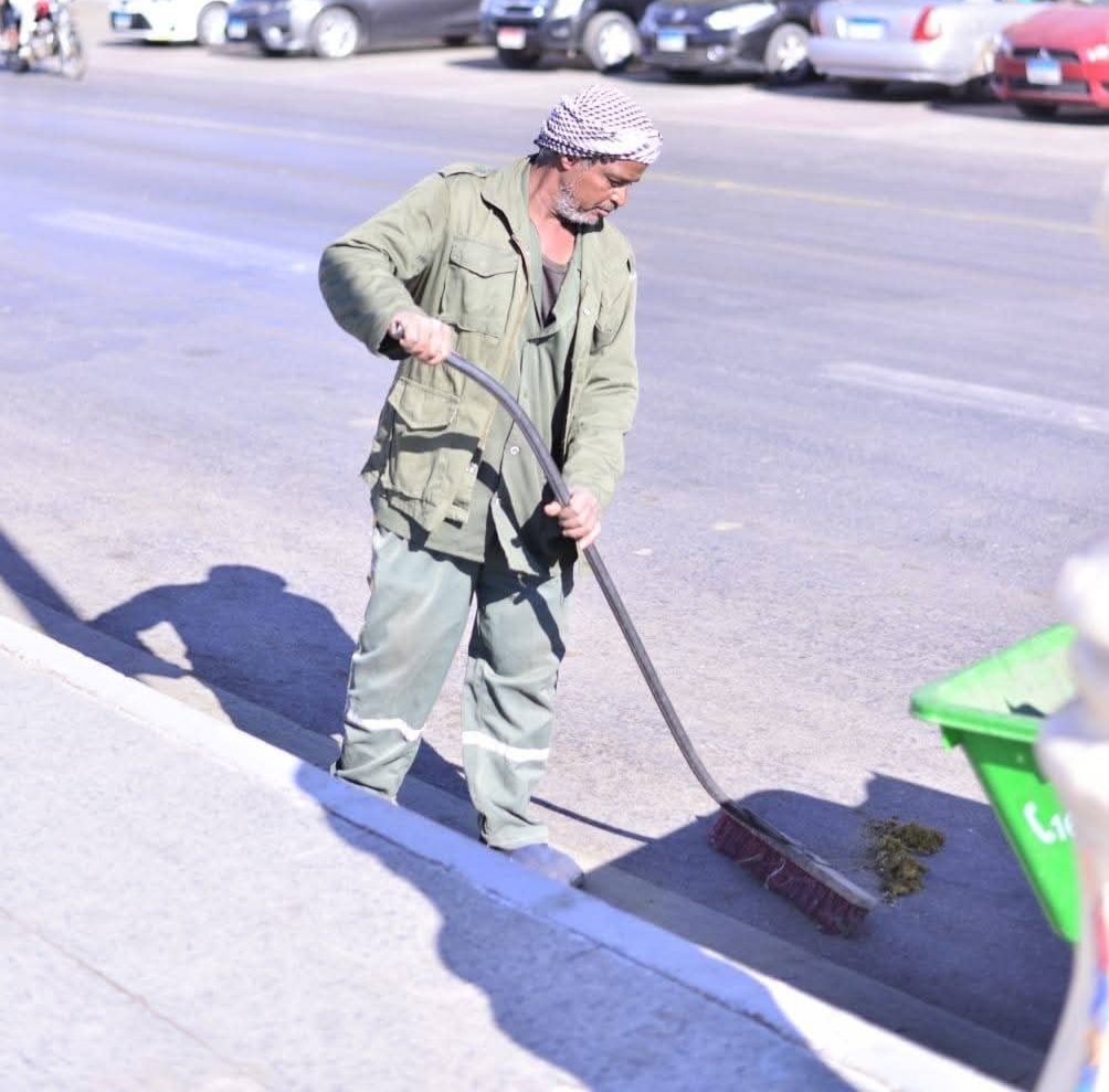 رئيس مدينة الأقصر يتابع تنفيذ أعمال حملات النظافة اليومية بشوارع المدينة