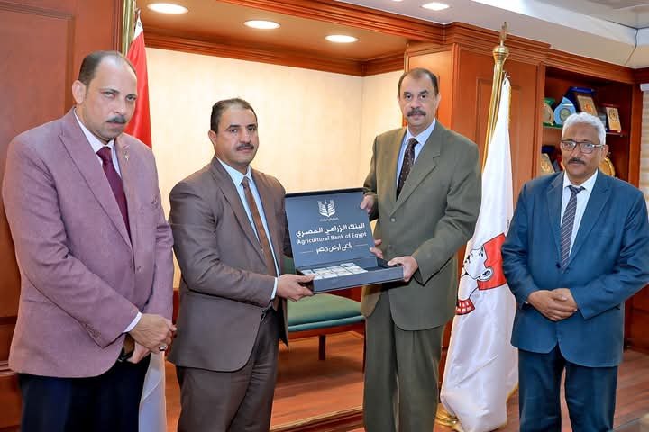 وبالتعاون مع البنك الزراعي المصري محافظ سوهاج يشهد تسليم 1200 قسيمة شراء مواد غذائية مدفوعة مسبقا بقيمة 600 ألف جنيه لتوزيعها على الأسر الأكثر احتياجا