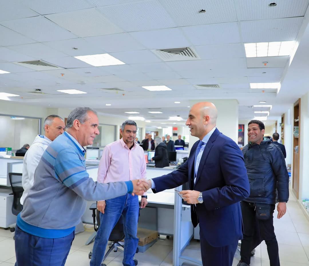 وزير التربية والتعليم يتفقد مكاتب العاملين بديوان عام الوزارة ويهنئهم بحلول شهر رمضان المبارك