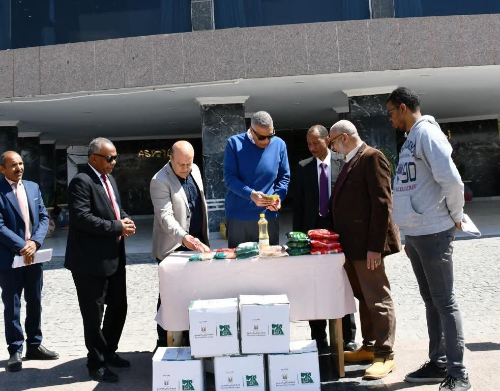 محافظ أسوان يتفقد القافلة الرمضانية المهداه من البنك الزراعى المصرى لتوزيعها على الأسر الأكثر إحتياجاً
