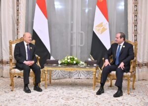 الرئيس السيسي يلتقي رئيس مجلس القيادة الرئاسي اليمني على هامش القمة العربية غير العادية ،مصر الساعة 