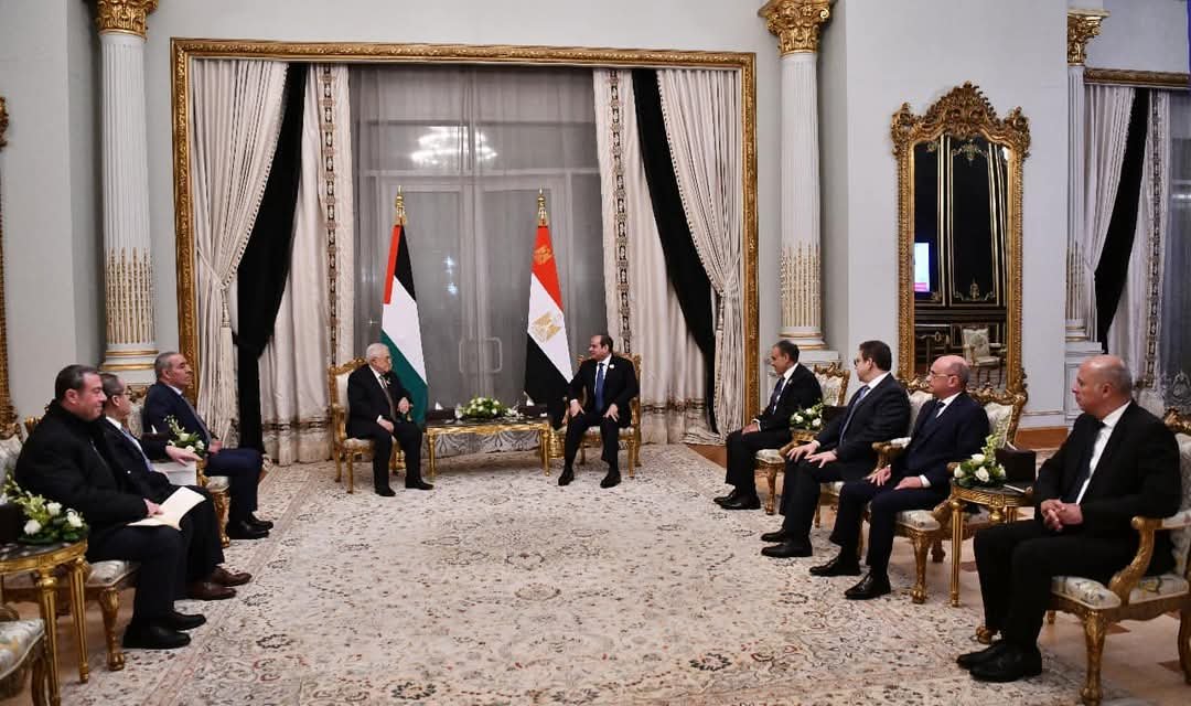 الرئيس السيسي يلتقي بالرئيس الفلسطيني محمود عباس على هامش أعمال القمة العربية غير العادية