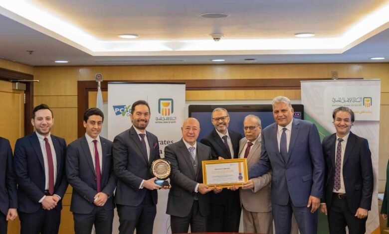 البنك الأهلي المصري يحتفظ بشهادة التوافق مع معايير متطلبات هيئتي فيزا وماستر كارد العالمية
