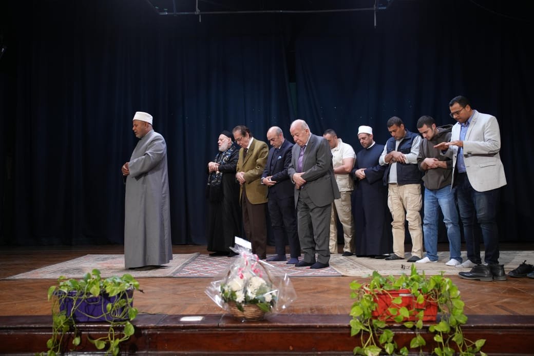 صلاة المغرب داخل الكنيسة الأسقفية خلال إفطار المحبة