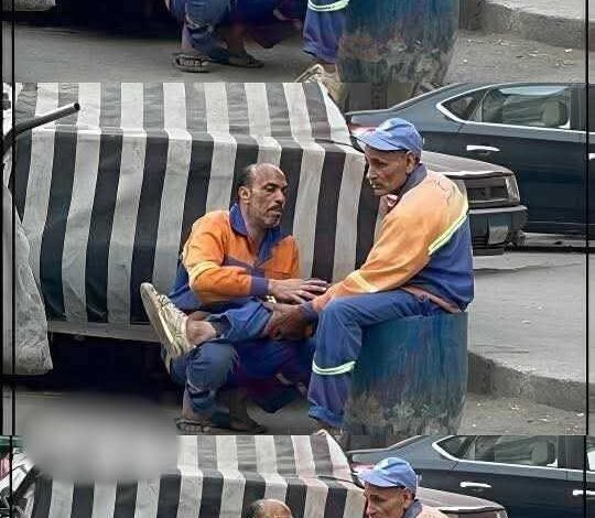 عامل مجلس المدينة يدلك قدم زميله في عين شمس