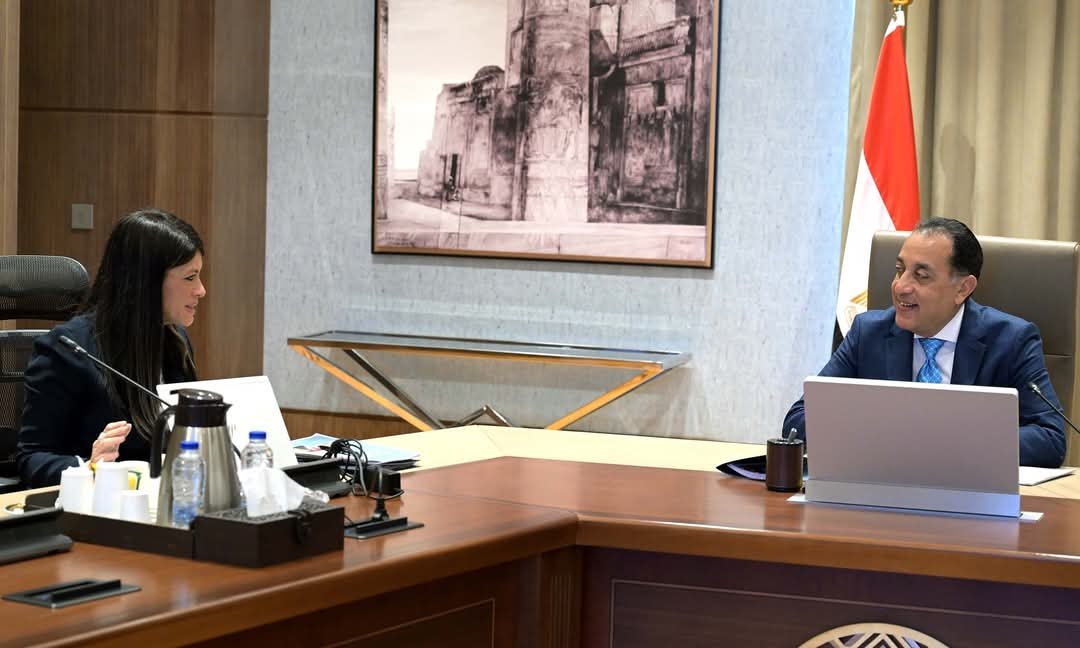 رئيس الوزراء يتابع مع وزيرة التخطيط والتنمية الاقتصادية والتعاون الدولي عدداً من ملفات العمل