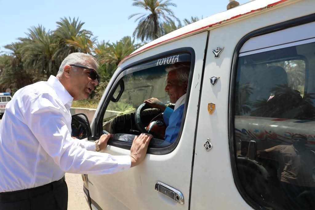 محافظ أسوان يستوقف عدد من سيارات السيرفيس ليتأكد من تطبيق التعريفة الجديدة