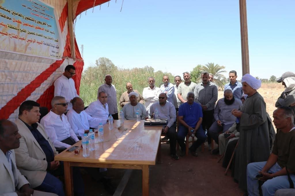 فى لقاءه مع المزارعين بنصر النوبة.. محافظ أسوان يستمع لمطالبهم ومشاكلهم