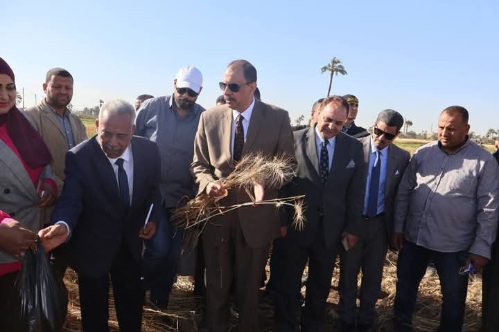 محافظ سوهاج يتفقد حصاد محصول القمح بأحد الحقول .. ويتابع توريد الأقماح بصومعة سوهاج*