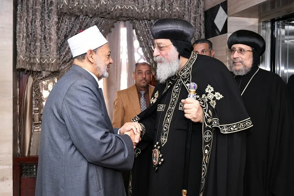 هاتفيا..شيخ الأزهر يهنِّئ البابا تواضروس والإخوة المسيحيين بمناسبة عيد القيامة