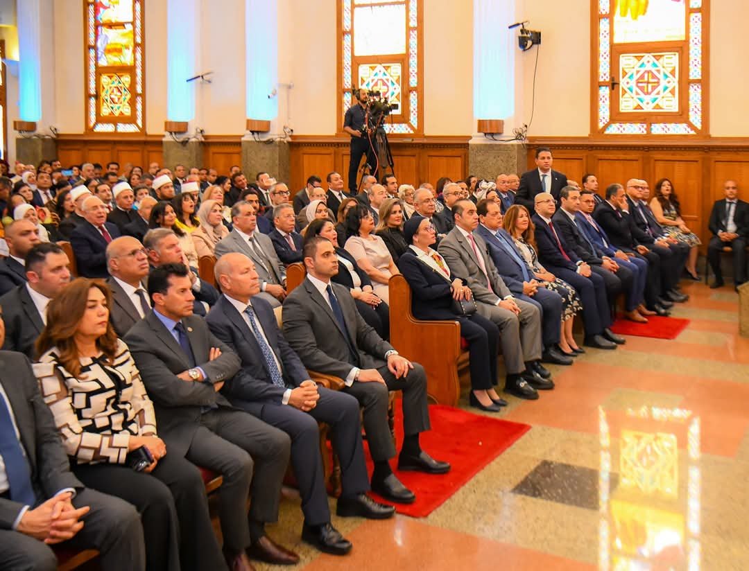 وزيرة البيئة تهنئ أقباط مصر بعيد القيامة المجيد وتشاركهم الاحتفال بالكنيسة الإنجيلية بمصر الجديدة