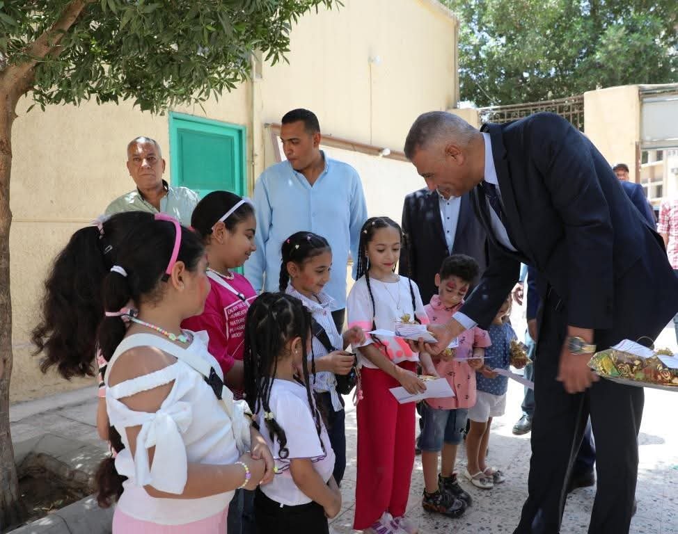 محافظ أسوان يوزع كروت التهنئة لرئيس الجمهورية والعيدية على الأطفال بالكنائس بمناسبة عيد القيامة المجيد