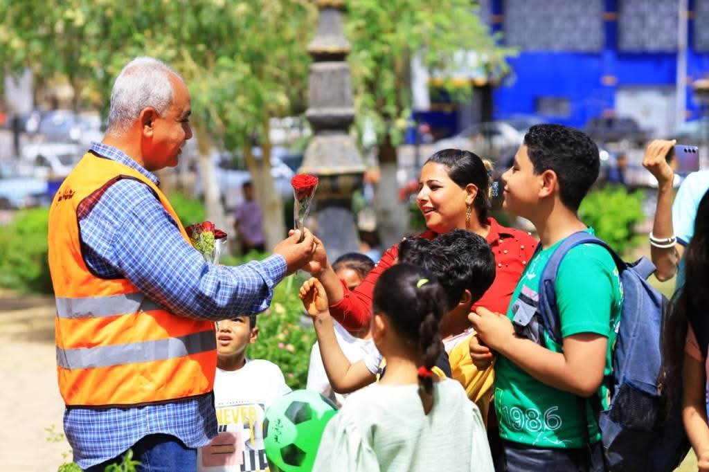 توزيع البالونات والورود على المترددين بالحدائق والمتنزهات العامة “باسوان” للإحتفال بأعياد الربيع وشم النسيم