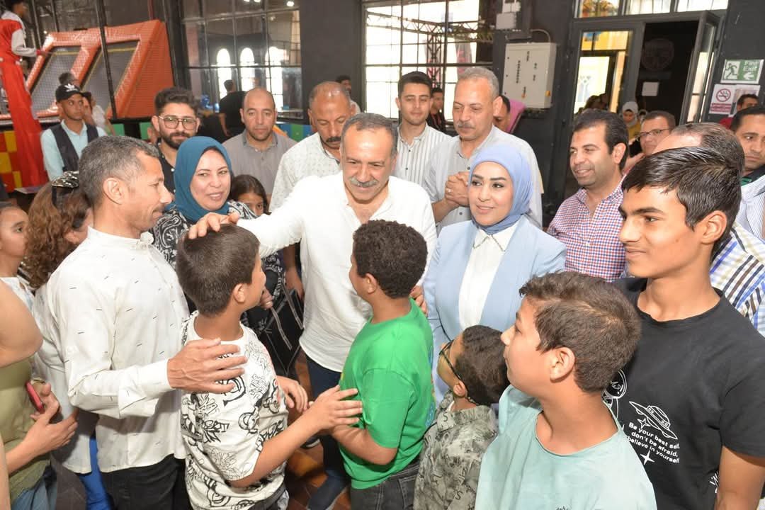 محافظ أسيوط يشارك أطفال “الحنان والصفا” فرحتهم