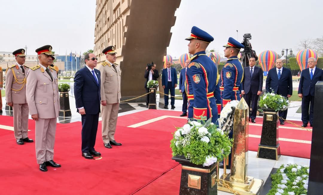 احتفالابالذكرى 43 لتحرير سيناء.. السيسي يضع إكليلاً من الزهور على النصب التذكاري