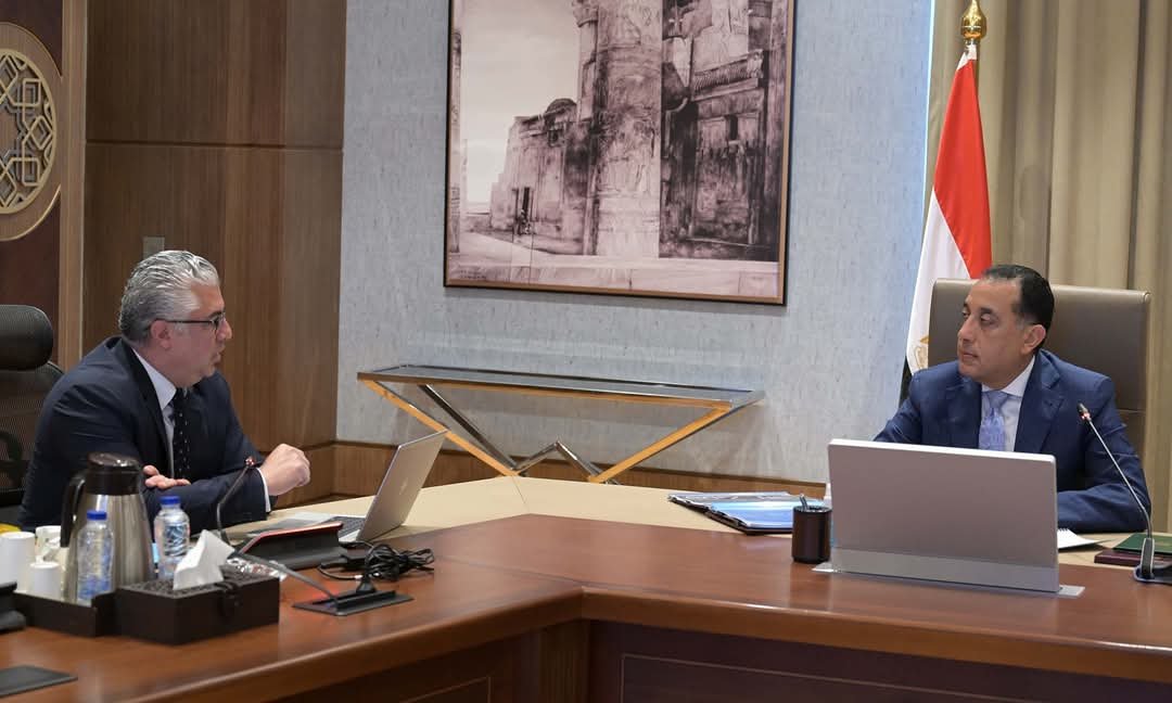 رئيس الوزراء يتابع مستجدات العمل وجهود جذب الاستثمارات لمنطقة قناة السويس