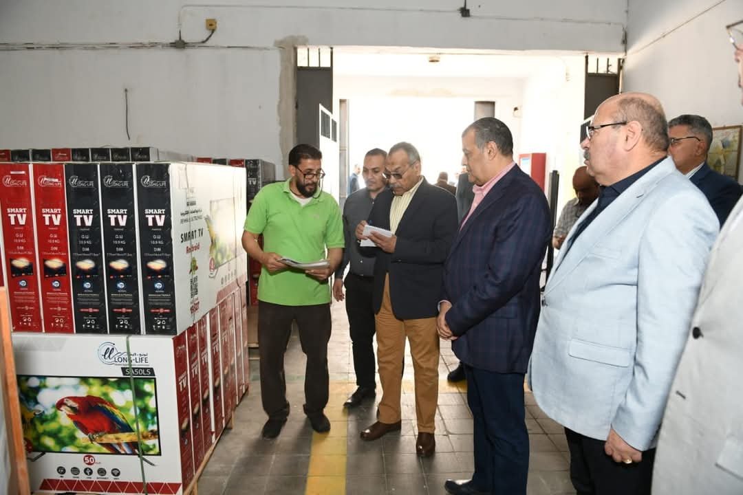 وزير الدولة للإنتاج الحربي يتفقد شركتي قها وبنها للصناعات الإلكترونية