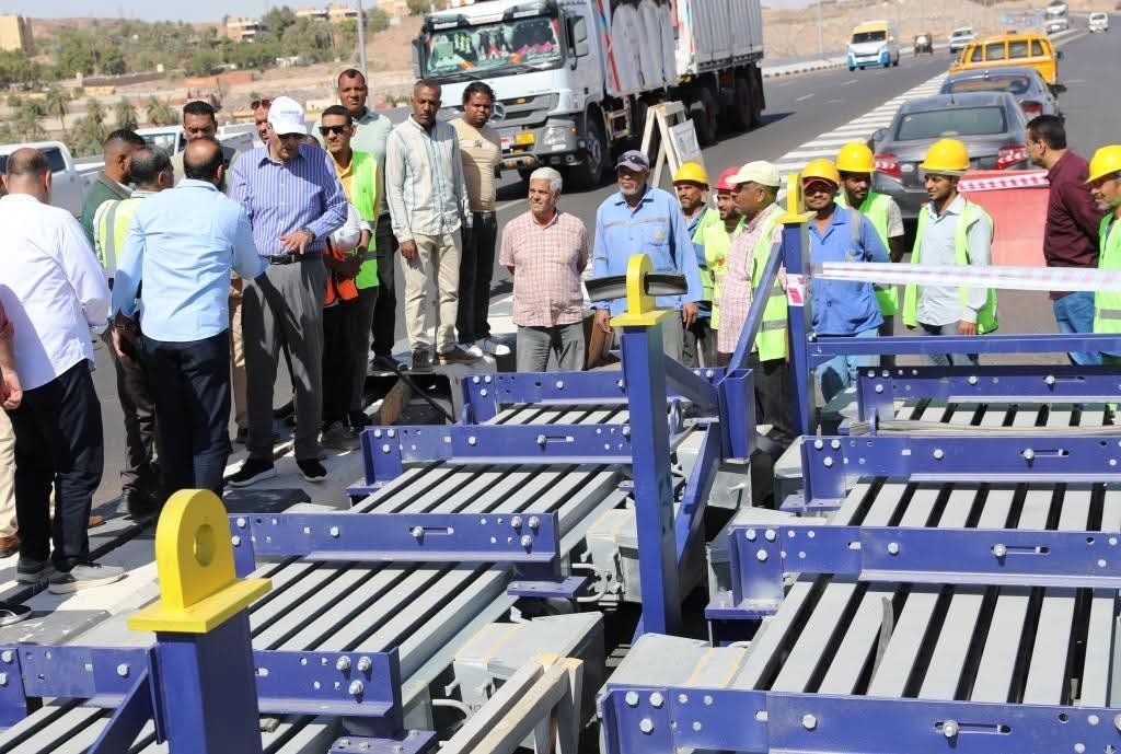 محافظ أسوان يتفقد أعمال تركيب الفواصل الدائمة بمحور وكوبرى بديل خزان أسوان