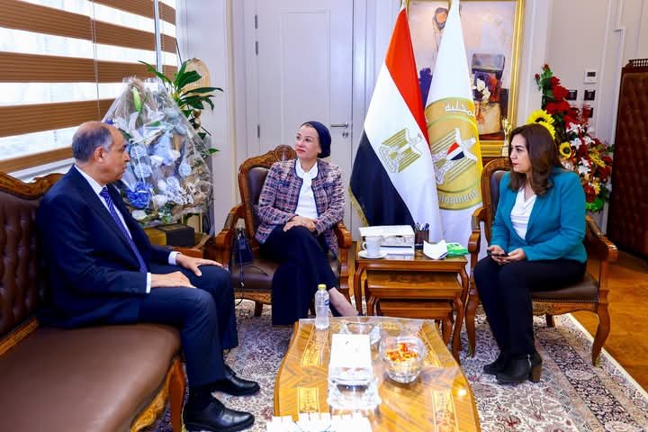 وزيرتا البيئة والتنمية المحلية ومحافظ المنيا يشهدون توقيع عقد إدارة وتشغيل مصنع تدوير المخلفات البلدية بمركز العدوة مع إحدى شركات القطاع الخاص