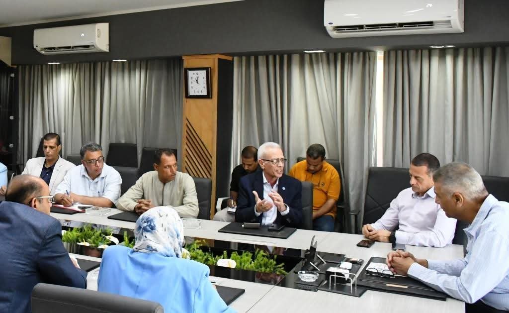 محافظ أسوان يتابع تنفيذ مشروع ” تعزيز الزراعة الذكية مناخياً والتنوع البيولوجى الزراعى” داخل 12 من القرى والنجوع