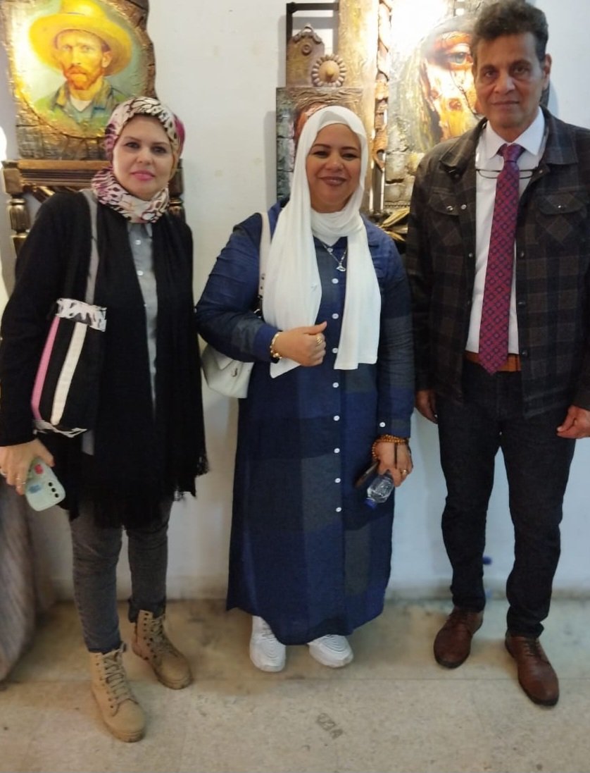 الفنان وائل السيد يستخدم فن الديكوباج وإعادة التدوير في أعماله الفنية