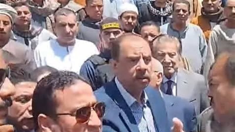 خناقة على أبواب مسجد الكوامل.. مشاجرة “عَلَنية” تهز ديوان محافظة سوهاج