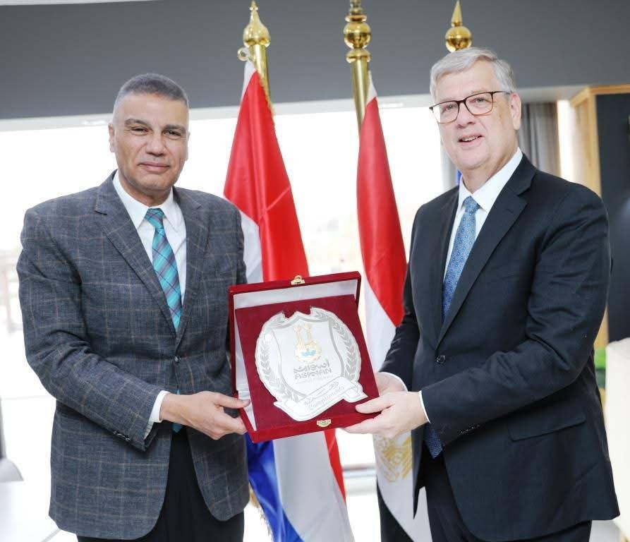 محافظ أسوان يستعرض الفرص الإستثمارية المتنوعة في مختلف القطاعات أثناء لقاءه بسفير مملكة هولندا