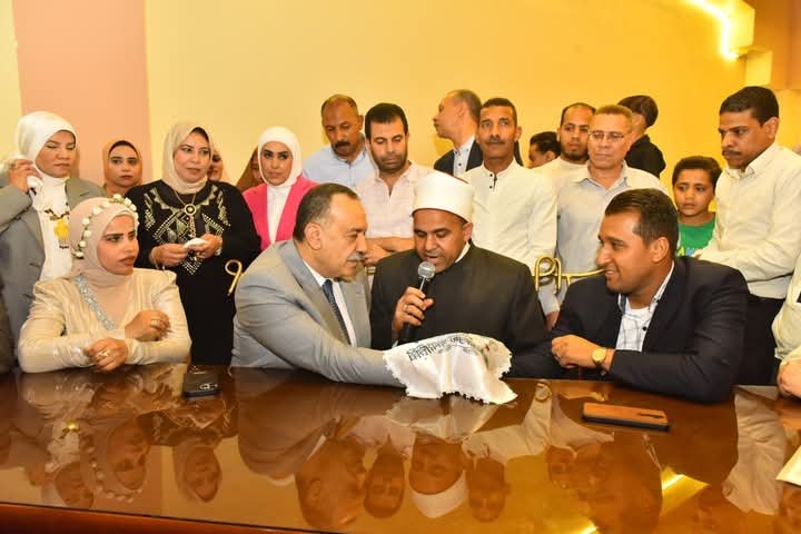 محافظ أسيوط يشهد حفل عقد قران عروسين من دور الأيتام ويوقع كوكيل للعروس ويؤكد دعمه المستمر لرعاية الأيتام