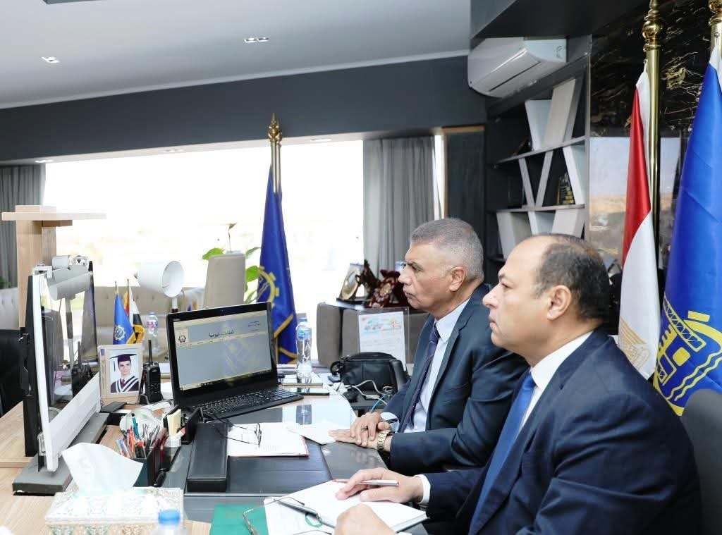 برئاسة رئيس الوزراء .. محافظ أسوان يشارك فى إجتماع مجلس المحافظين عبر تقنية الفيديو كونفرانس