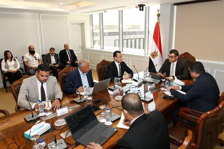 وزير الإسكان يعقد اجتماعًا لمتابعة الموقف التنفيذي لـ”حدائق تلال الفسطاط
