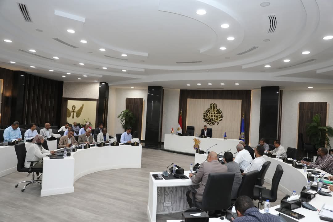 محافظ أسوان يوجه لتشديد الرقابة على الأسواق وتكثيف الحملات المكبرة