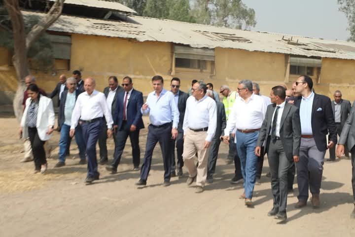 وزير الزراعة ومحافظ القاهرة يتفقدان محطة الزهراء للخيول العربية الأصيلة