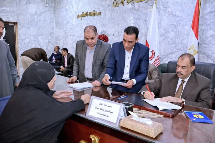 محافظ سوهاج يعقد اللقاء الجماهيري الأسبوعي للاستماع إلى شكاوى وطلبات المواطنين