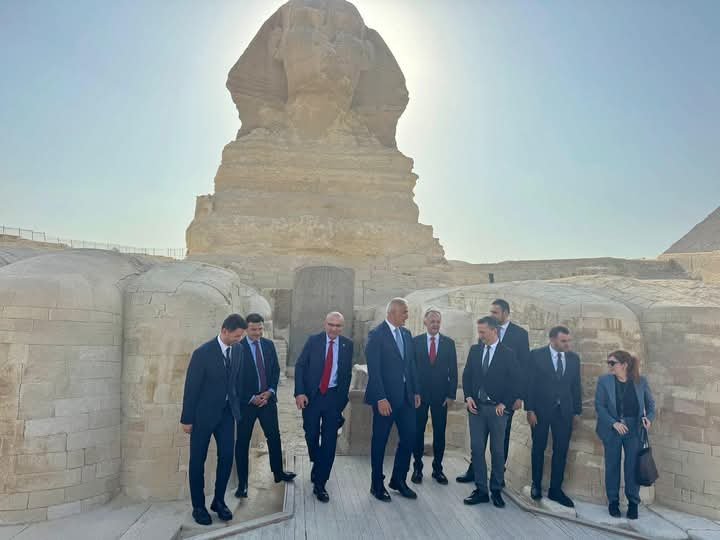 وزير الثقافة والسياحة التركي يزور منطقة أهرامات الجيزةويشيد بتاريخ المنطقة وعراقة الحضارة المصرية القديمة