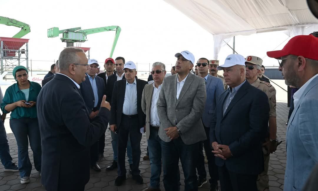 رئيس الوزراء يتفقد مشروعي “رووتس” و”سكاي للموانيء”