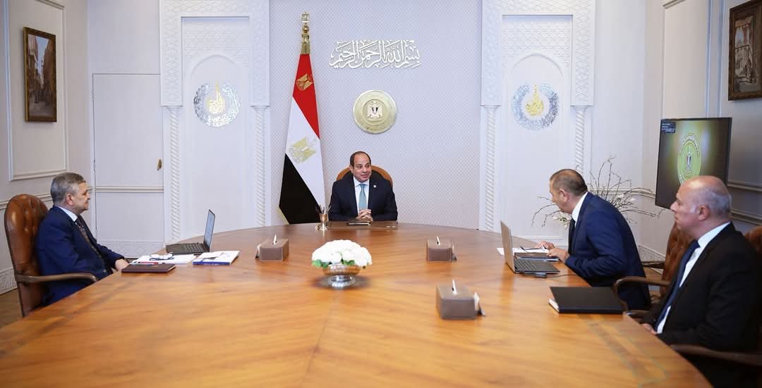 “الرئيس السيسي يتابع تطورات قناة السويس ويشدد على تعزيز الخدمات البحرية”