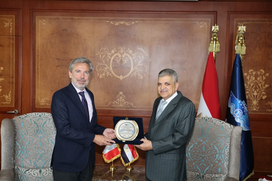 رئيس هيئة قناة السويس يبحث سبل التعاون المشترك مع السفير الإيطالي في مجال السياحة البحرية