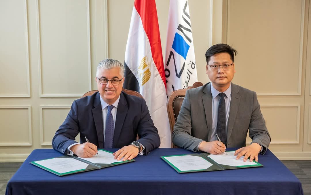 باستثمارات 15 مليون دولار أمريكي.. رئيس اقتصادية قناة السويس يوقع عقد مشروع شركة صينية