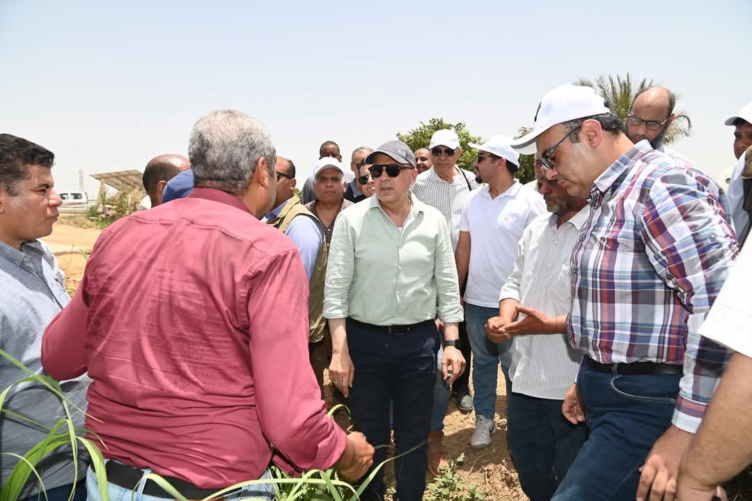 وزير الري يتفقد المنطقة التجريبية لاستخدام الري الحديث في مزارع قصب السكر بأسوان