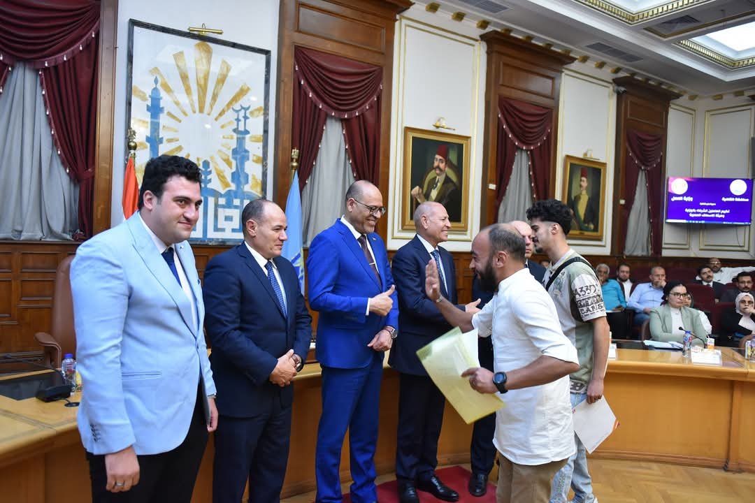 وزير العمل ومحافظ القاهرة يسلّمان عقود عمل جديدة لذوي همم