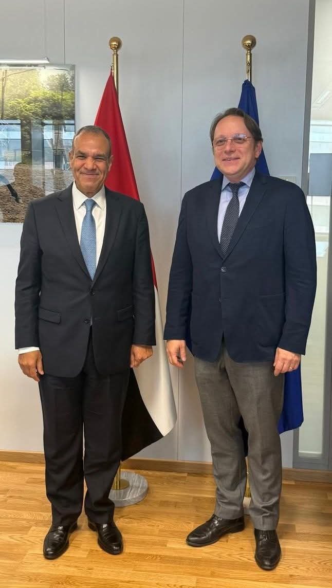 وزير الخارجية والهجرة يلتقى مع المفوض الأوروبي للصحة