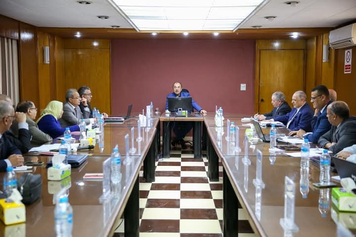 خلال اجتماعه برؤساء الشركات التابعة..وزير قطاع الأعمال العام يتابع الموقف التنفيذي لمشروعات قطاع الصناعات المعدنية ومؤشرات الأداء