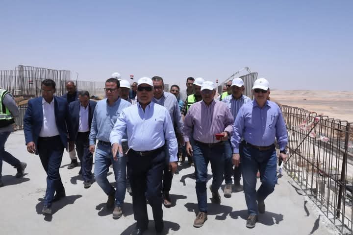خلال جولته بصعيد مصر لتفقد مواقع العمل وزير الصناعة والنقل يتفقد مواقع العمل بالخط الثاني للقطار الكهربائي السريع في المسافة من المنيا حتى سوهاج