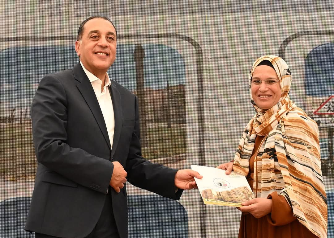رئيس الوزراء يسلم عددا من عقود وحدات المبادرة الرئاسية “سكن لكل المصريين” بمدينة أكتوبر الجديدة