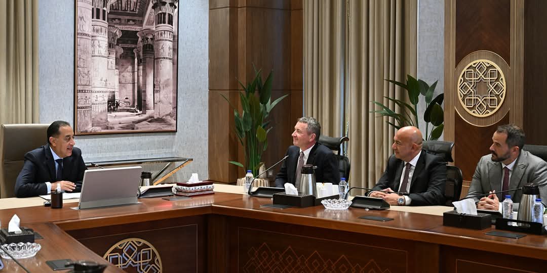 رئيس الوزراء يستقبل نائب رئيس شركة “إكسون موبيل” العالمية لشئون الاستكشاف