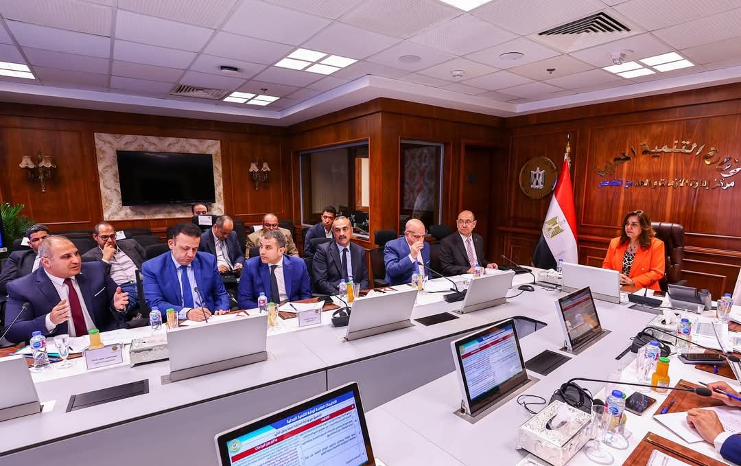 وزيرة التنمية المحلية تترأس اجتماع اللجنة العليا لتراخيص المحال العامة بالمحافظات