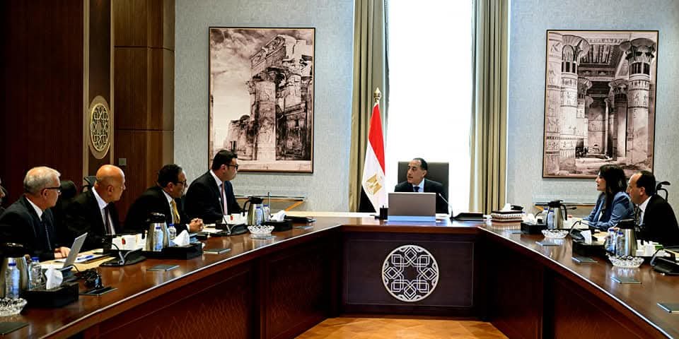 رئيس الوزراء يتابع الموقف التنفيذي لمنظومة مياه الشرب والصرف الصحي بمدن شرق وغرب القاهرة