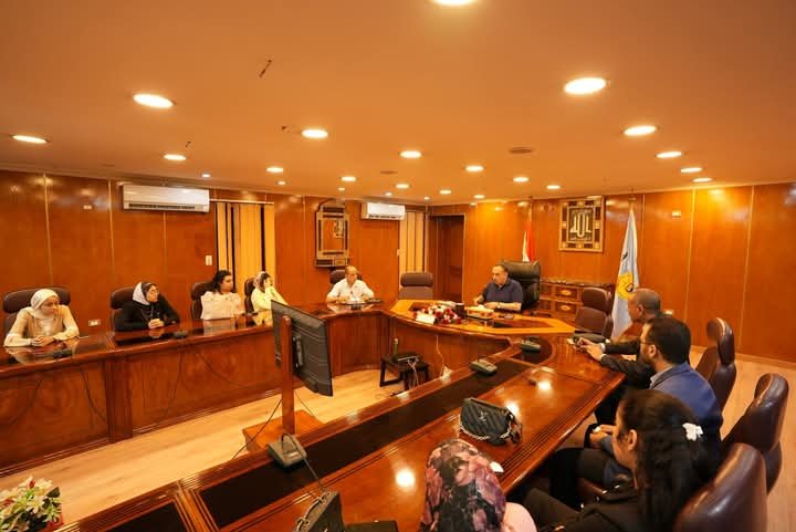 محافظ أسيوط يعقد اجتماعًا مع خريجي الطب البيطري لمتابعة مبادرة تدريبهم وتشغيلهم بالمجازر الحكومية وتقديم عروض لدعم مشروعاتهم الإنتاجية